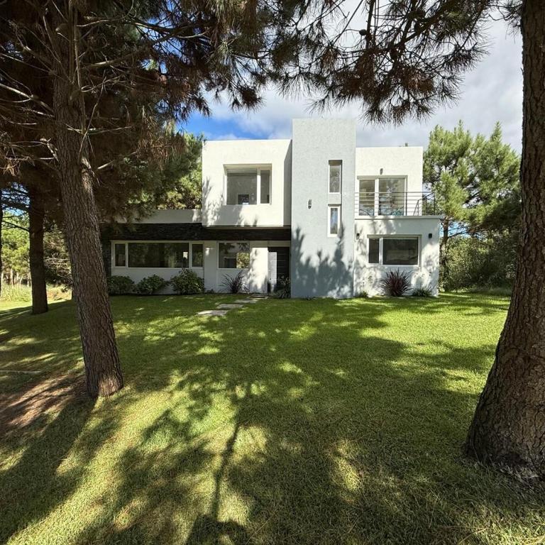 Excelente Casa Golf 2 Costa Esmeralda- Pinamar - Four-Bedroom House - 1