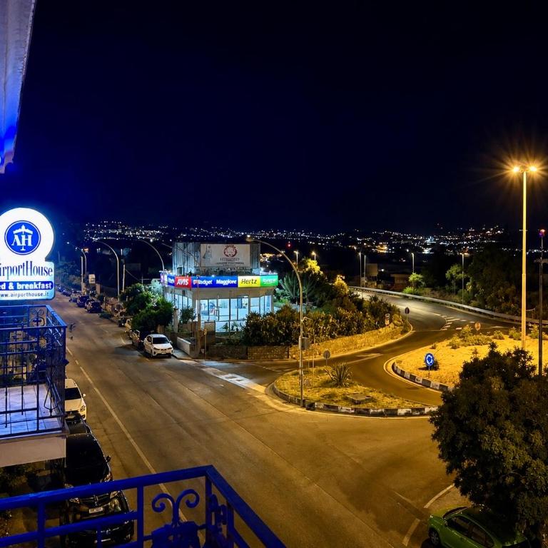 Airport House B&B - Camera Tripla Deluxe con Vista Mare - 15