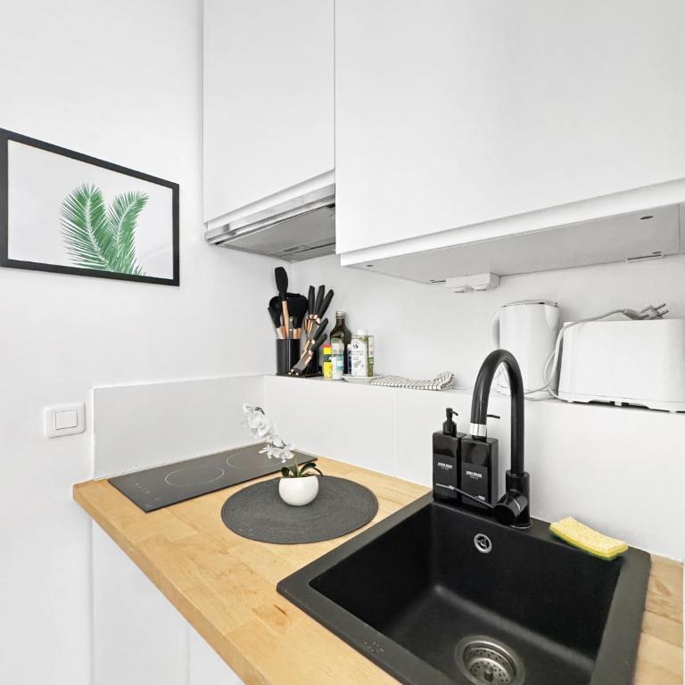 Studio 18m2 - 3 min à pied des Champs et metro - Apartment - Ground Floor - 12
