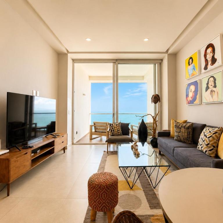 Chic Oceanfront Studio Loft Unique Art and Views - Apartamento - 1