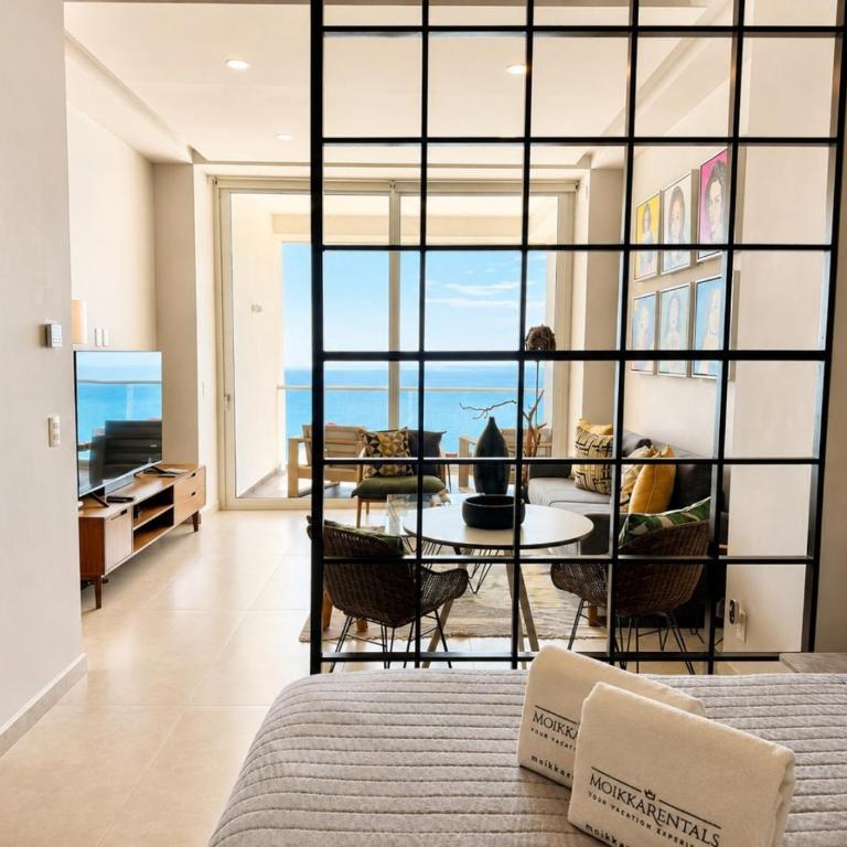 Chic Oceanfront Studio Loft Unique Art and Views - Apartamento - 9