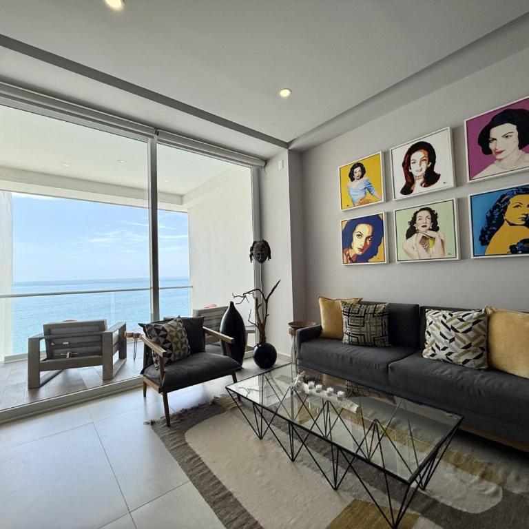 Chic Oceanfront Studio Loft Unique Art and Views - Apartamento - 16