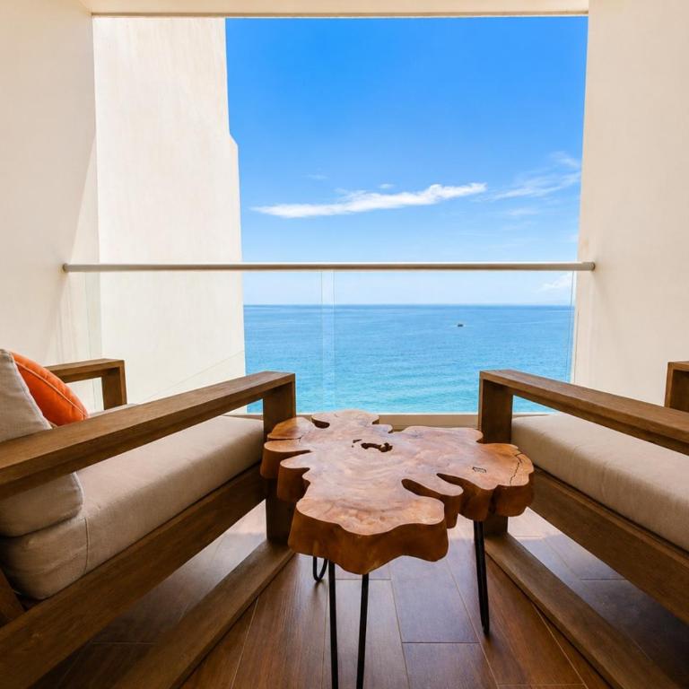 Chic Oceanfront Studio Loft Unique Art and Views - Apartamento - 17