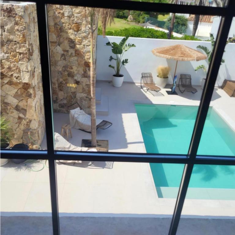 Villa One One One - Six-Bedroom House - 2