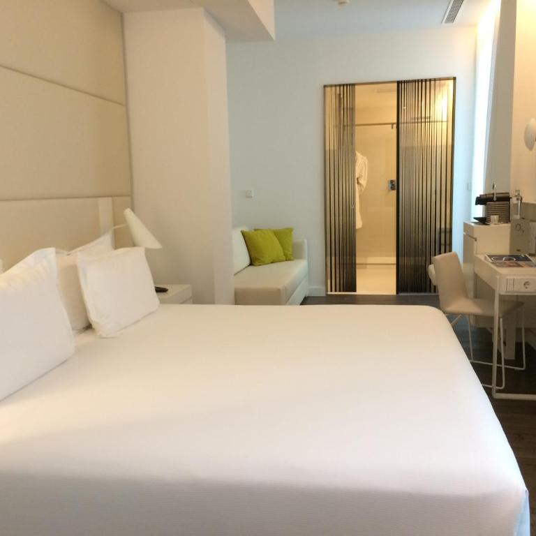 H10 Urquinaona Plaza - Family Room (2 Adults + 2 Children) - 4