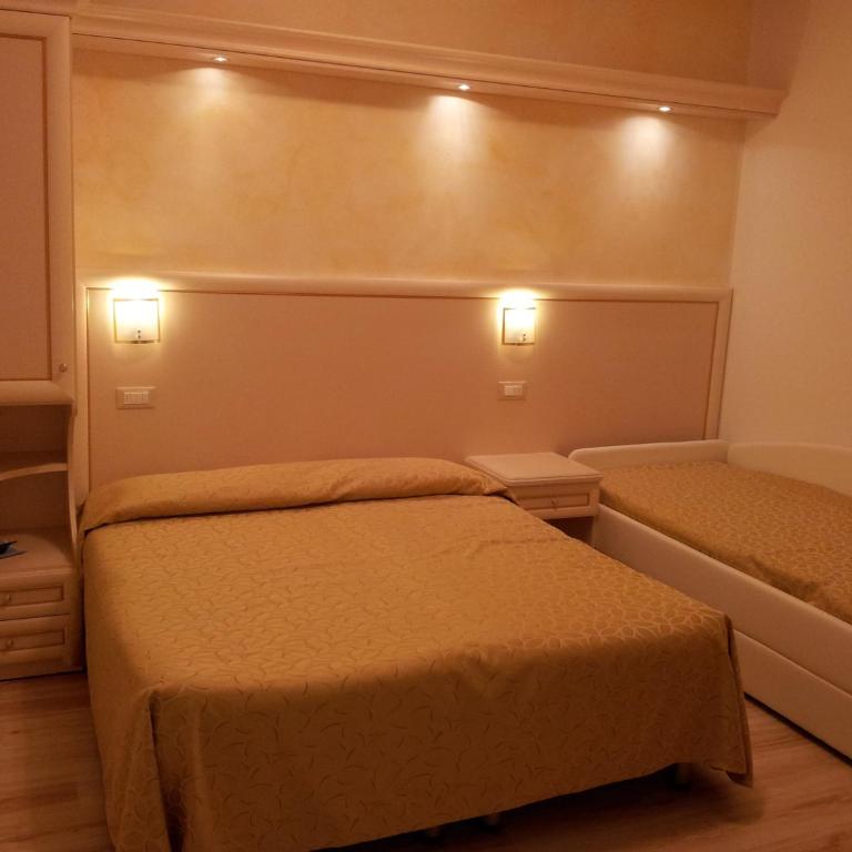 Hotel Mayer - Camera Tripla Comfort - 11