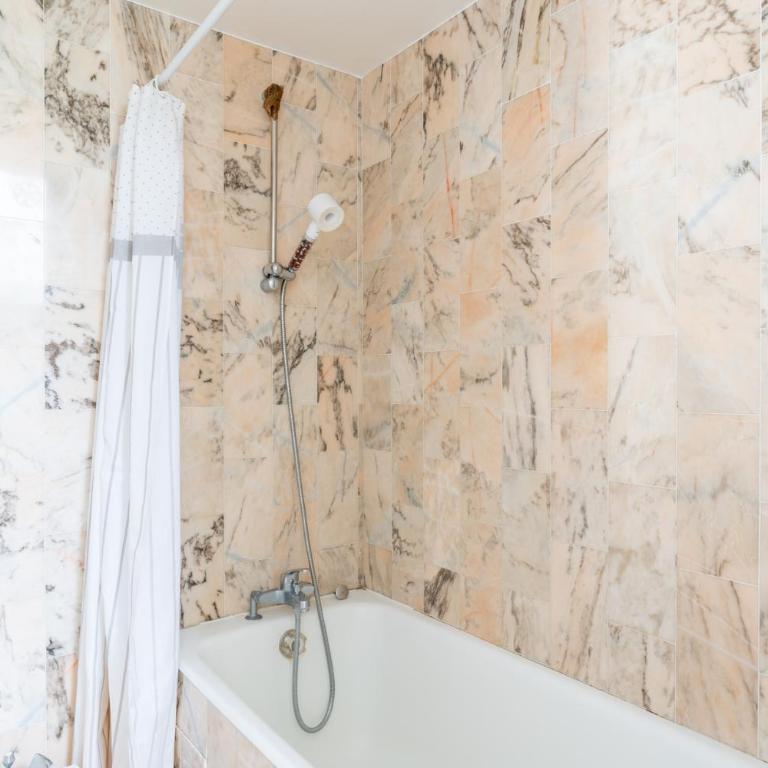 Cozy 1BDR Apartment for 4 Near Champs-Elysees - Appartement - 4