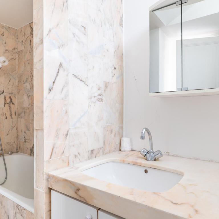 Cozy 1BDR Apartment for 4 Near Champs-Elysees - Appartement - 17