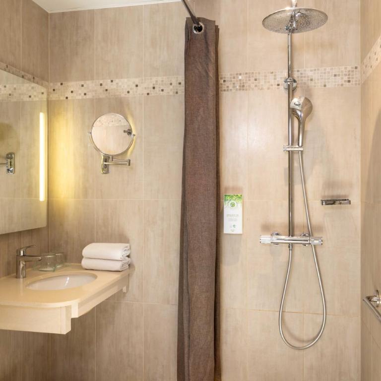 Best Western Au Trocadéro - Chambre Lits Jumeaux Confort avec Barres d’Appui - Accessible aux Personnes à Mobilité Réduite - 5