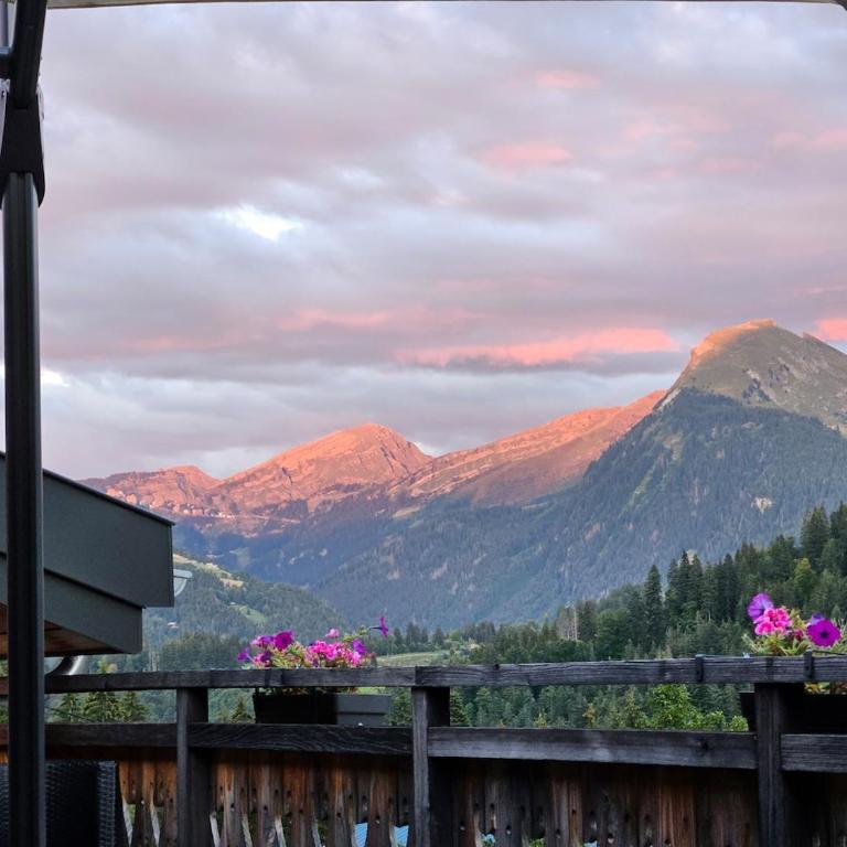 Stunning alpine retreat near Morzine Sleeps 8 - Appartement Premier 4 Chambres - 3