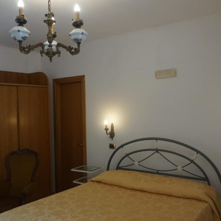 "Villaggio Camping Pompei" Bungalow & Camere - Camera Familiare Deluxe - 1