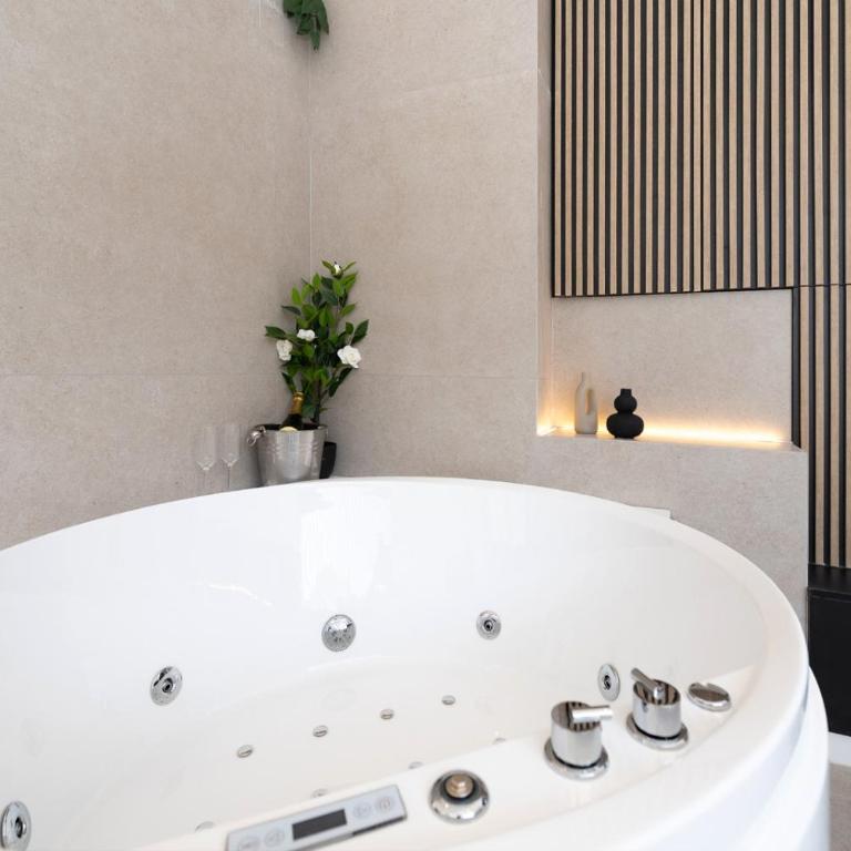 Málaga ROSE 6 Suite con Jacuzzi Privado - BY N&N LUXE PROPERTIES - Apartamento de 1 dormitorio - 17
