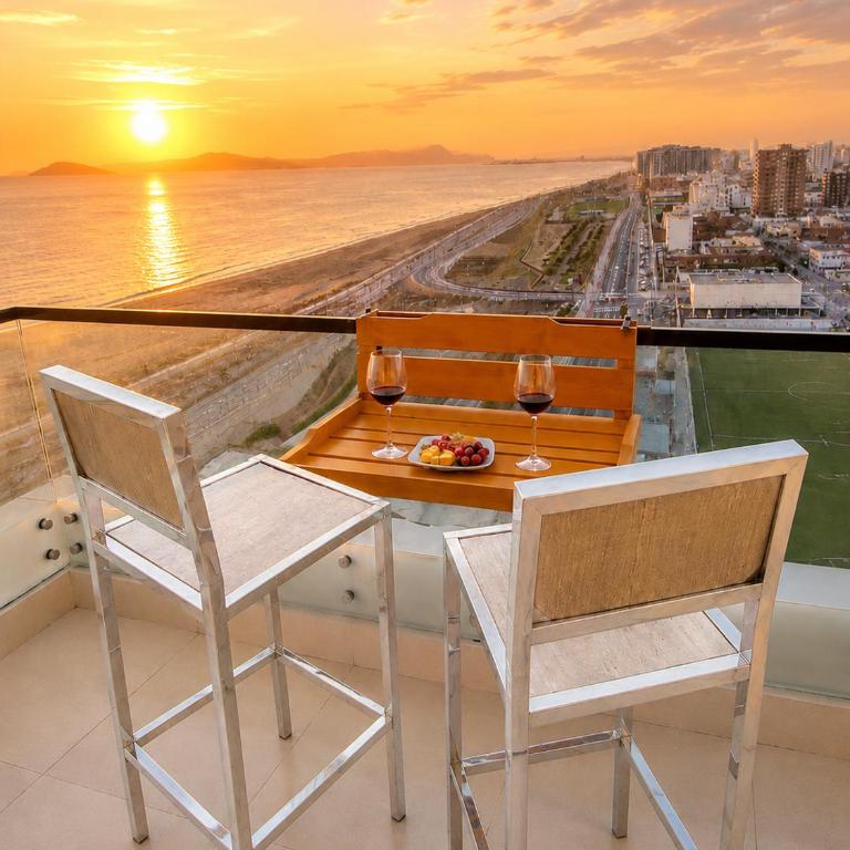 Oceanfront 3BR Apartment 15 Minutes to the Airport, Fast WiFi, Pool, Gym, Sauna and Free Parking - Three-Bedroom Apartment - 64