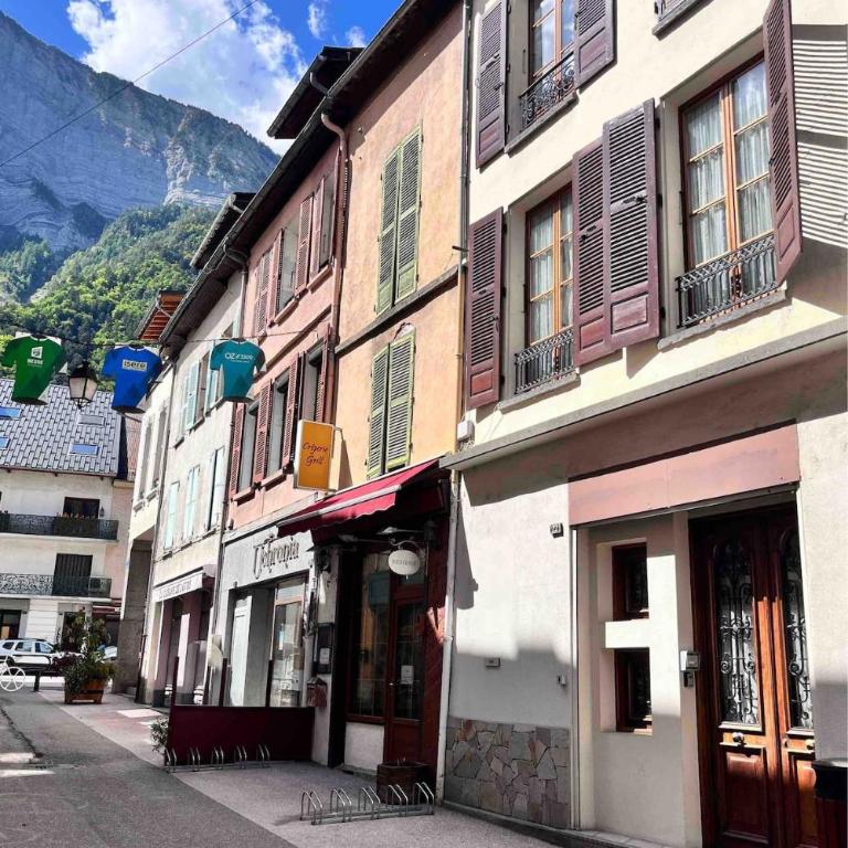Maison Viennois, Fabulous Bike Friendly Town House, Bourg d'Oisans centre - Maison de Vacances 4 Chambres - 21