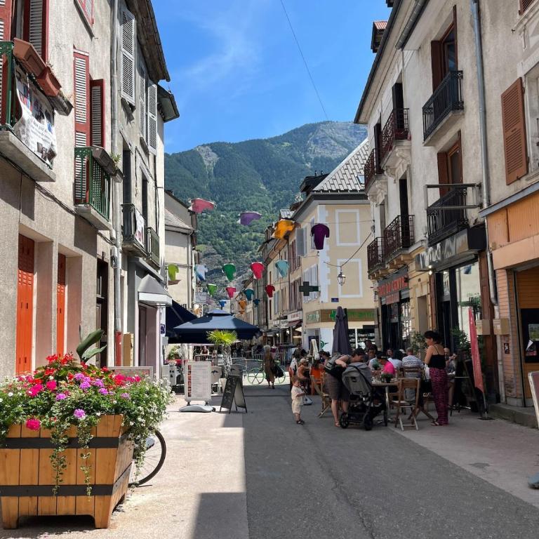 Maison Viennois, Fabulous Bike Friendly Town House, Bourg d'Oisans centre - Maison de Vacances 4 Chambres - 4