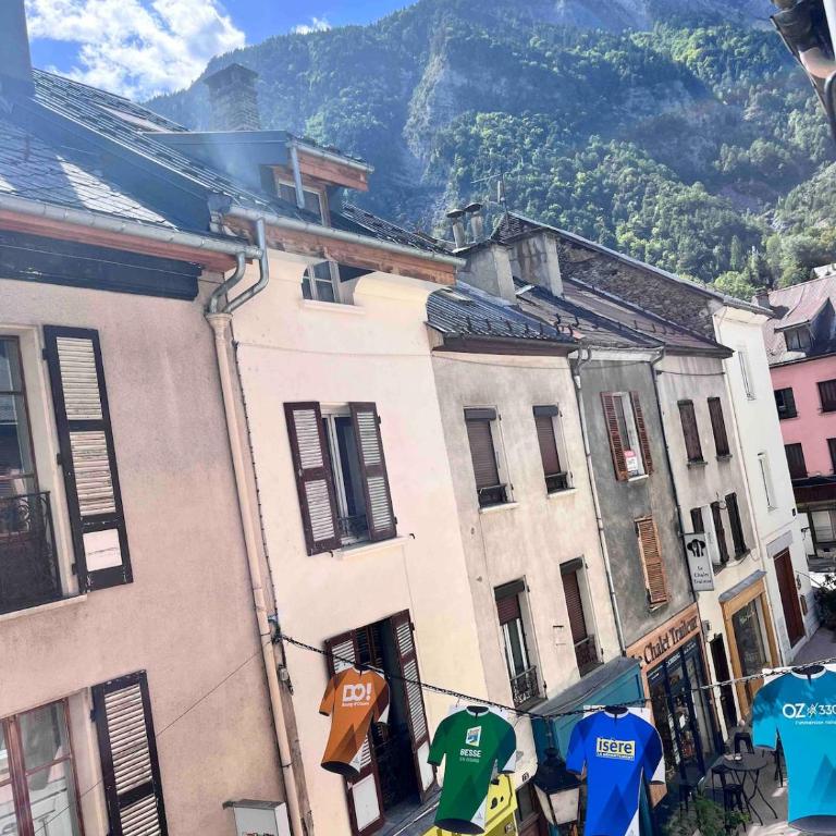 Maison Viennois, Fabulous Bike Friendly Town House, Bourg d'Oisans centre - Maison de Vacances 4 Chambres - 25