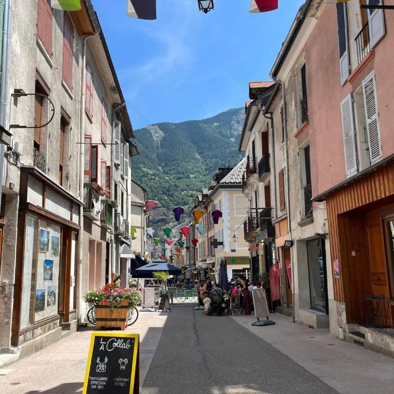 Maison Viennois, Fabulous Bike Friendly Town House, Bourg d'Oisans centre - Maison de Vacances 4 Chambres - 55