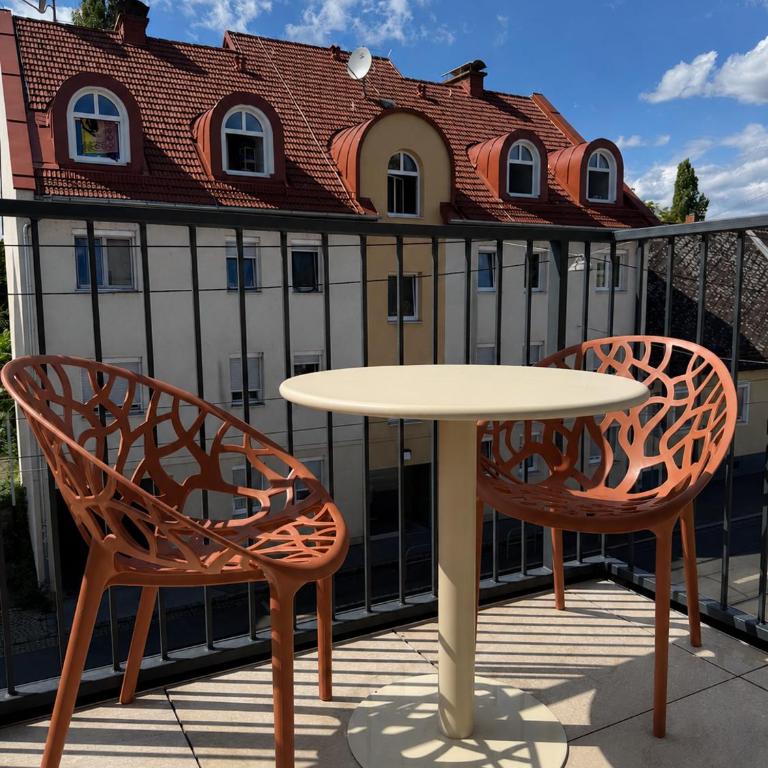 NEW TOWN Graz Apartments & Parking - Doppelzimmer mit Balkon - 5