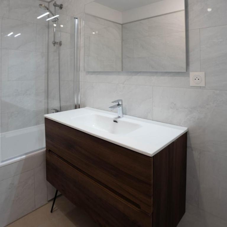 T3 7 pers avec balcon 15 min Lyon 5 min Doua - Appartement - 15