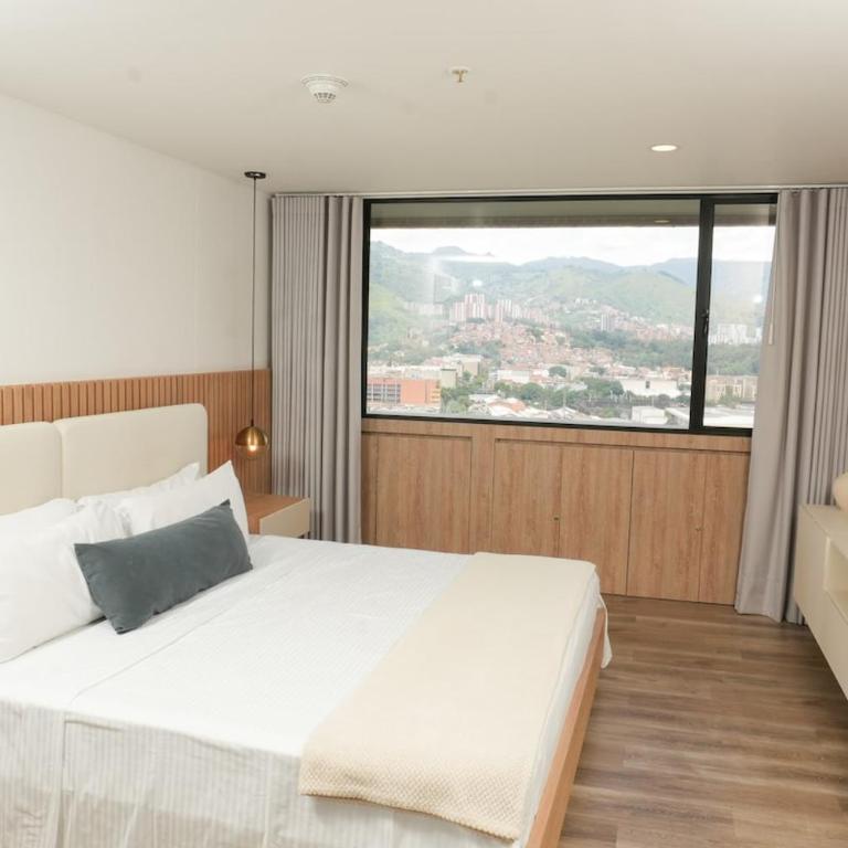 Stunning poblado view King suite on the 14th floor - One-Bedroom Apartment - 1