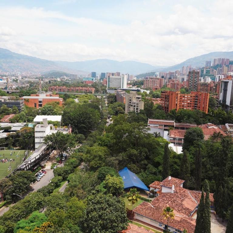 Stunning poblado view King suite on the 14th floor - One-Bedroom Apartment - 18