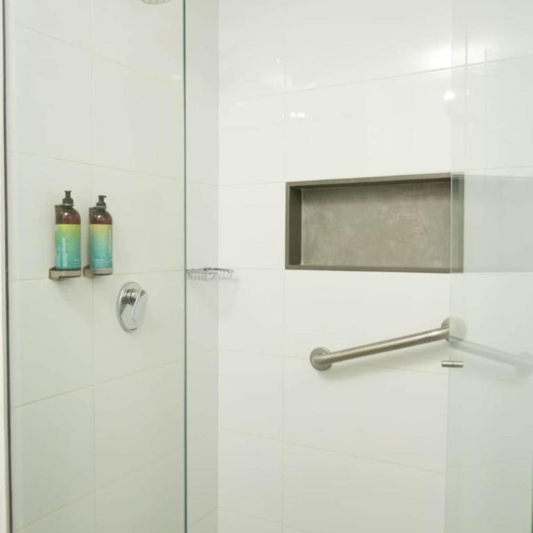 Stunning poblado view King suite on the 14th floor - One-Bedroom Apartment - 11