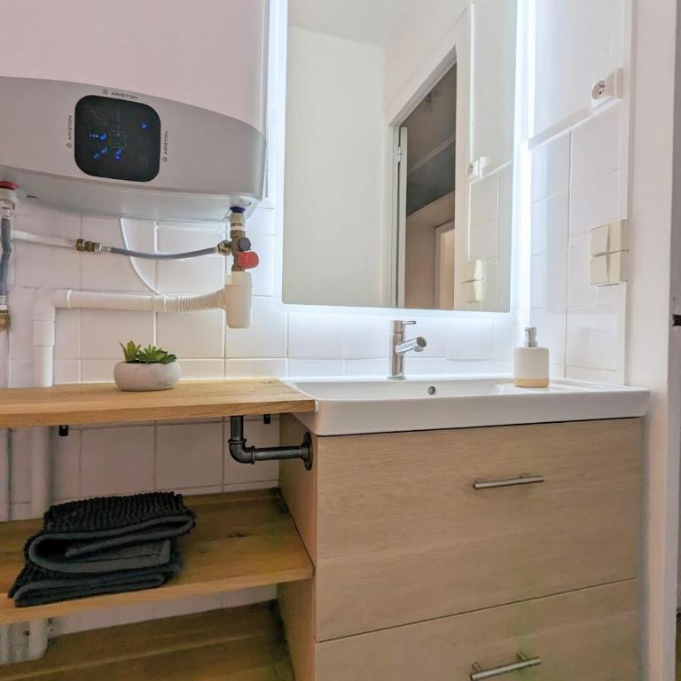 Le Charmant Burgundy - Two-Bedroom Apartment - 22