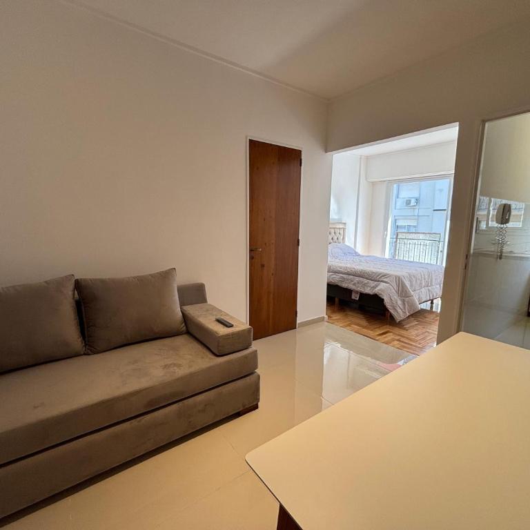 Un ambiente reciclado con balcón a la calle y cochera - One-Bedroom Apartment - 4