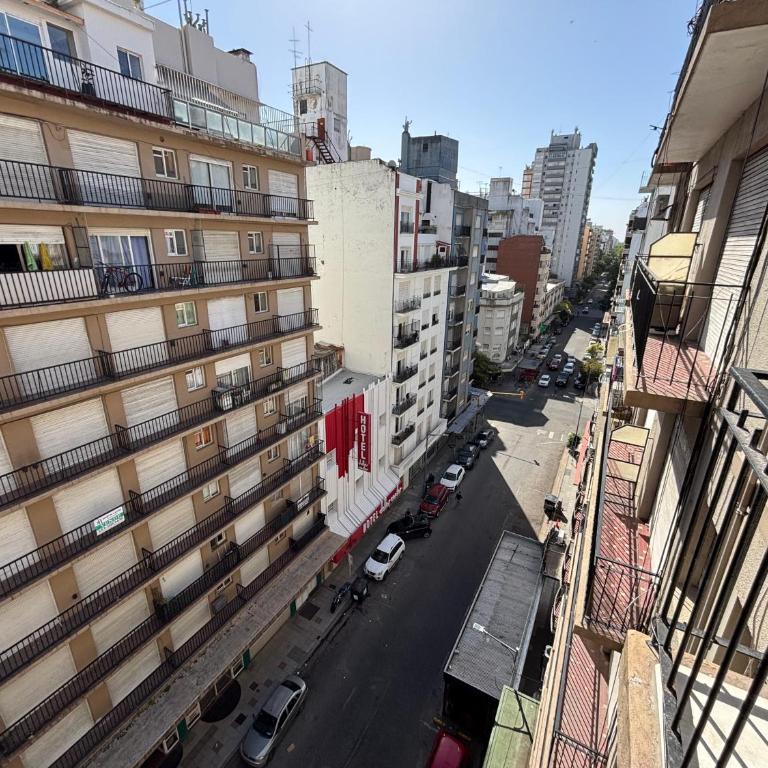 Un ambiente reciclado con balcón a la calle y cochera - One-Bedroom Apartment - 5