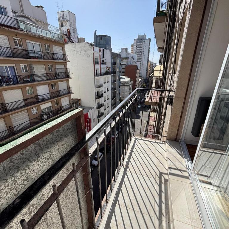 Un ambiente reciclado con balcón a la calle y cochera - One-Bedroom Apartment - 14