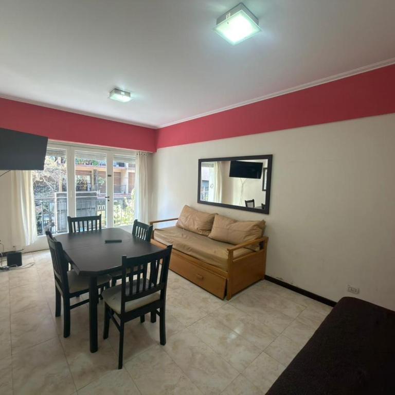 Dos ambientes con balcón a la calle y cochera - Apartamento de 1 dormitorio - 1