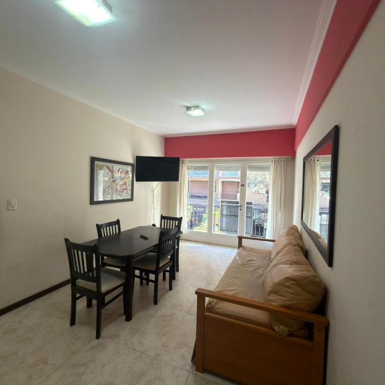 Dos ambientes con balcón a la calle y cochera - Apartamento de 1 dormitorio - 2