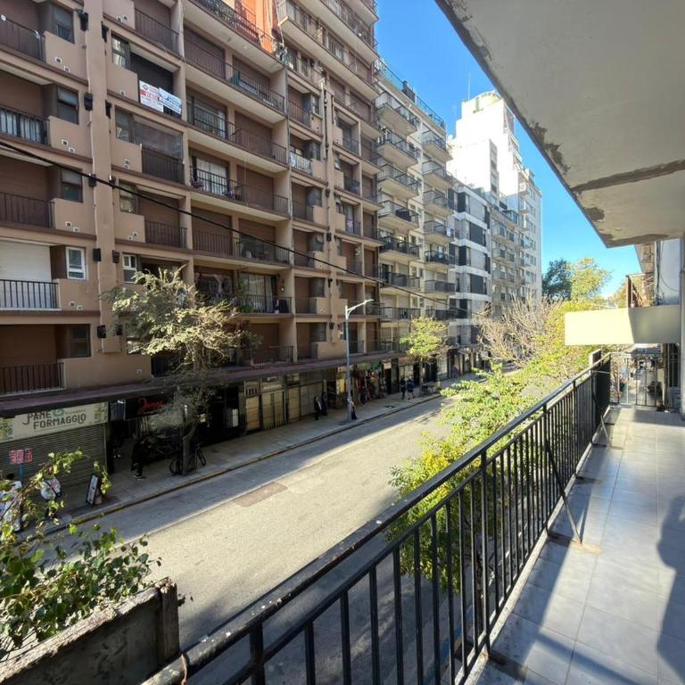 Dos ambientes con balcón a la calle y cochera - Apartamento de 1 dormitorio - 4