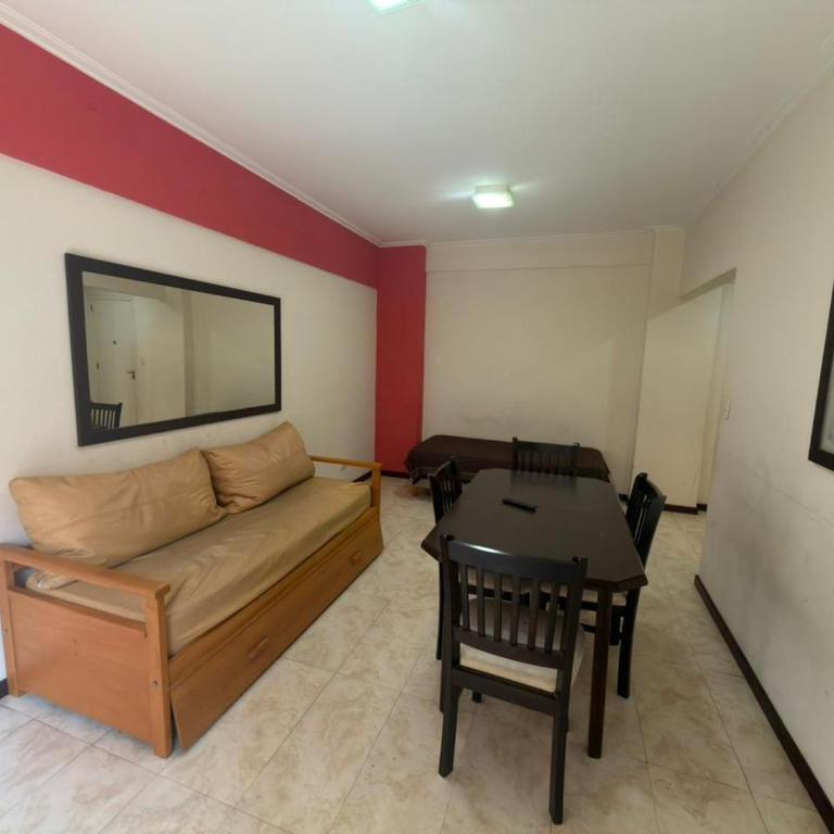 Dos ambientes con balcón a la calle y cochera - Apartamento de 1 dormitorio - 5