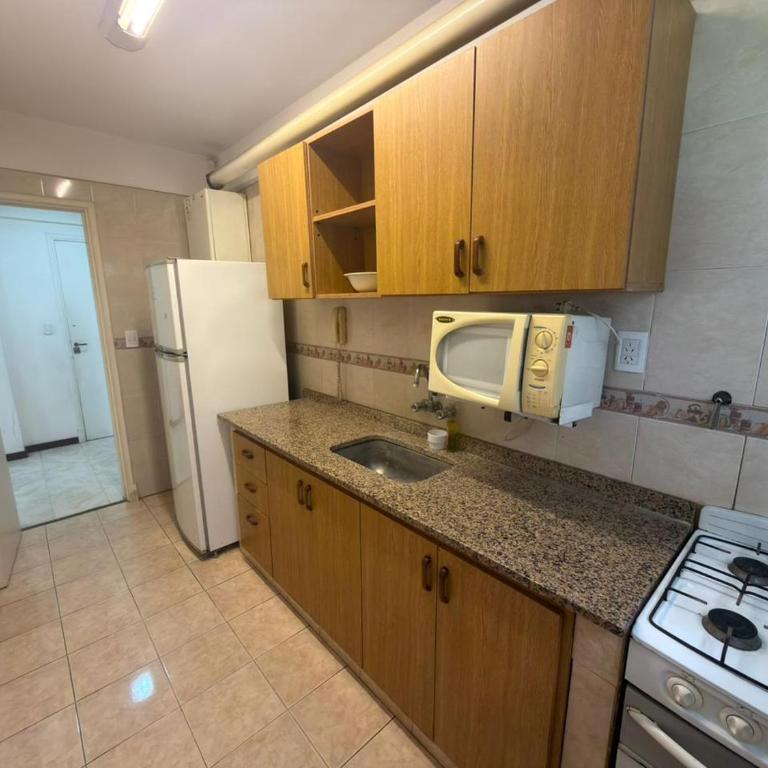 Dos ambientes con balcón a la calle y cochera - Apartamento de 1 dormitorio - 7