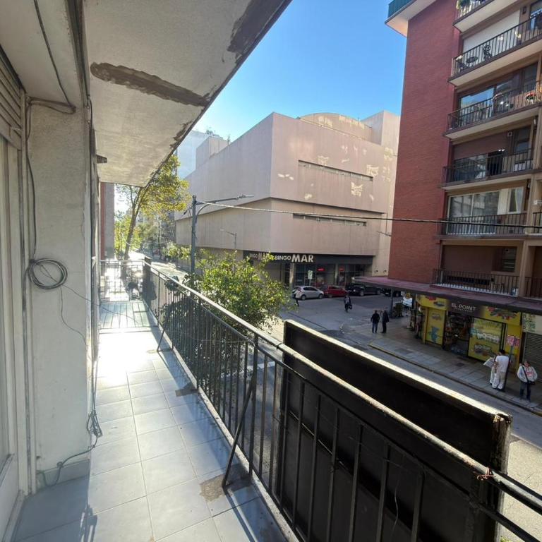 Dos ambientes con balcón a la calle y cochera - Apartamento de 1 dormitorio - 13