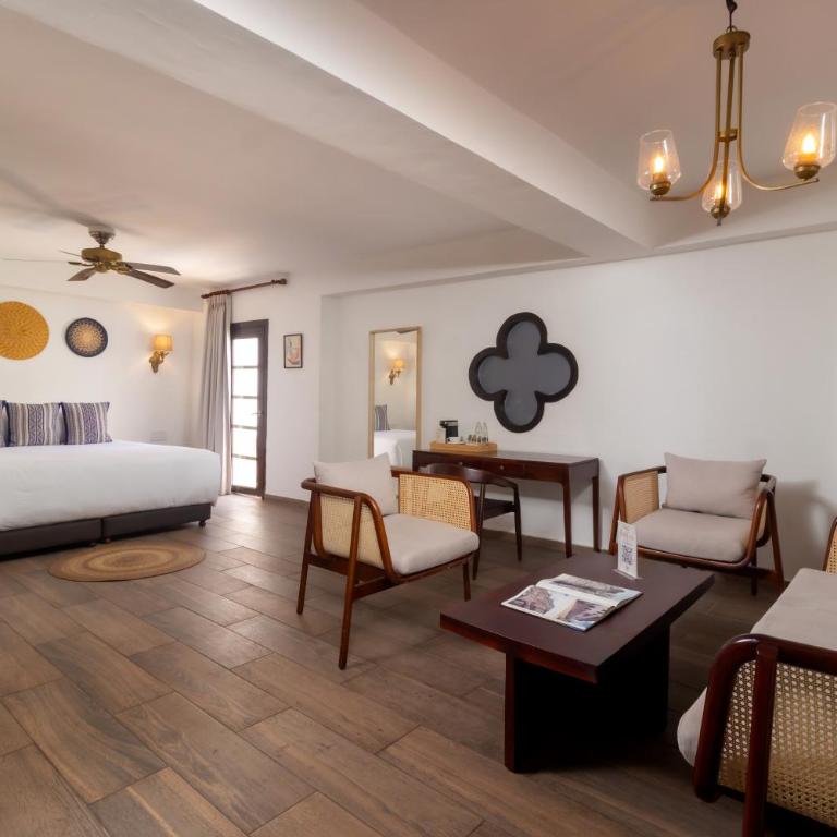 Hotel Boutique Patio Corao by GEH Suites - King Room with Balcony - 10