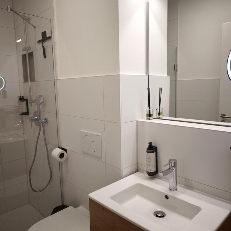 Homely Stay City Apartments - Apartment mit 1 Schlafzimmer und Terrasse - 2