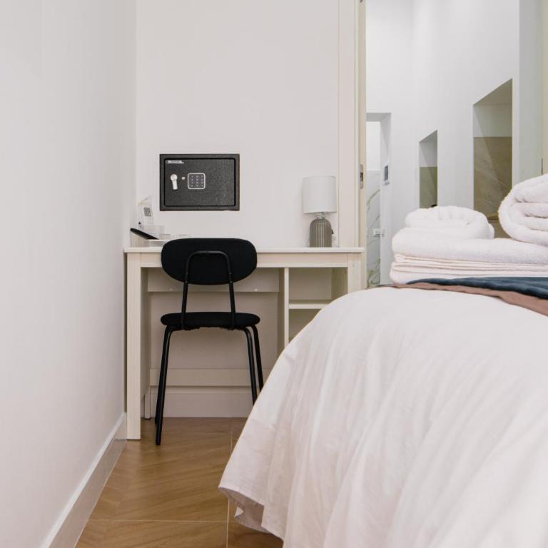 Casa Angelina Spanish Quarters Napoli - Deluxe Double Room with Extra Bed - 11