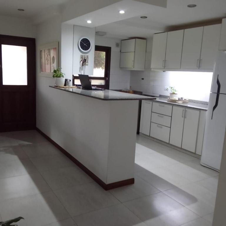 Hermosa Casa en Pinamar, con pileta al aire libre - Casa de 3 dormitorios - 2