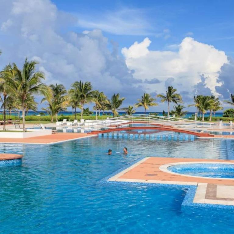 Tropical Resort Living W Pool, Hot Tub & Gym - Apartamento de 2 dormitorios con balcón - 1