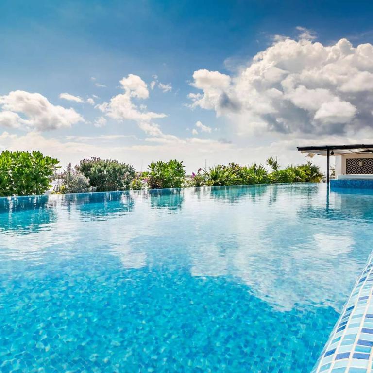 2Br Condo W Pools, Gym & Balcony, Steps To Beach - Two-Bedroom Apartment with Balcony - 7