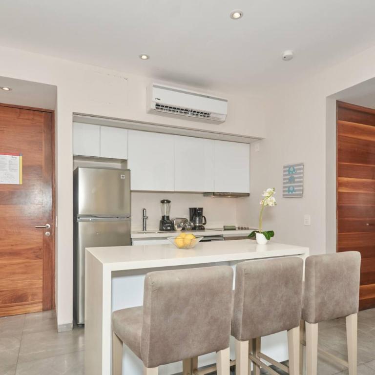 Centric 2Br, 2 Pools, Near Beach & 5Th Ave - Two-Bedroom Apartment with City View - 6