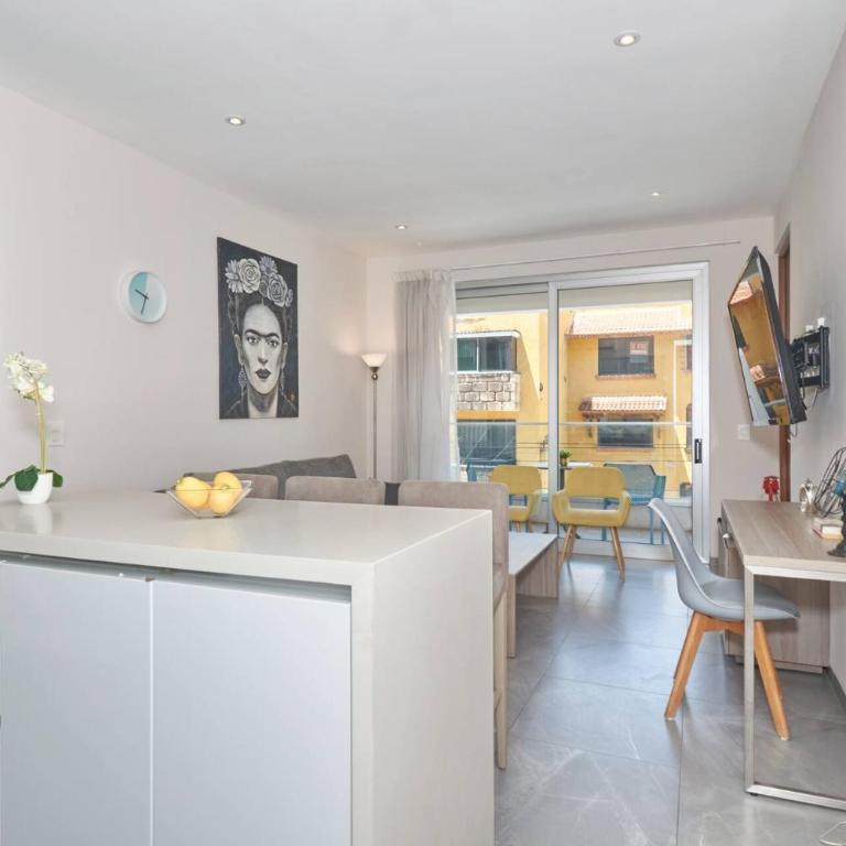 Centric 2Br, 2 Pools, Near Beach & 5Th Ave - Two-Bedroom Apartment with City View - 10