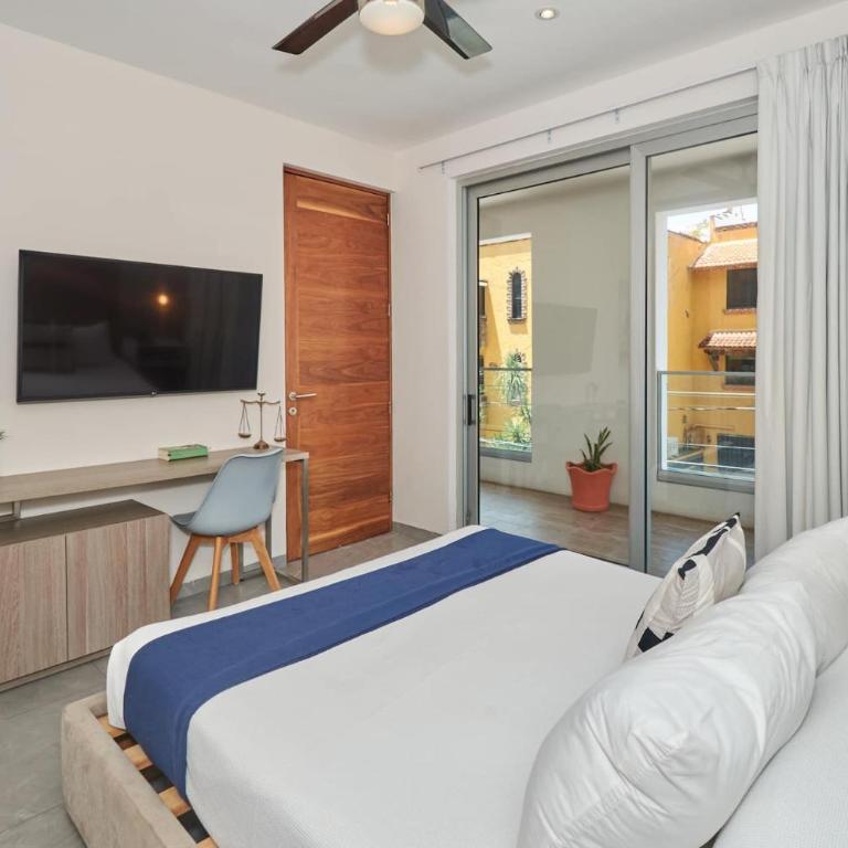 Centric 2Br, 2 Pools, Near Beach & 5Th Ave - Two-Bedroom Apartment with City View - 16
