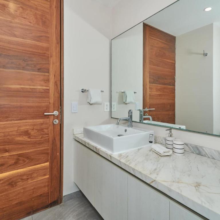 Centric 2Br, 2 Pools, Near Beach & 5Th Ave - Two-Bedroom Apartment with City View - 21