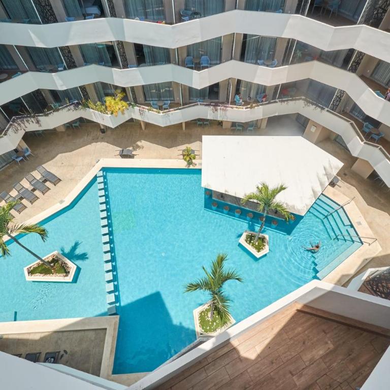 Centric 2Br, 2 Pools, Near Beach & 5Th Ave - Two-Bedroom Apartment with City View - 29