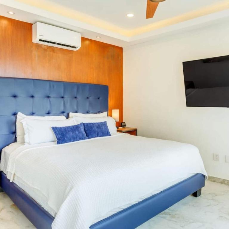 Oceanview Condo W Rooftop Plunge Pool - Two-Bedroom Apartment with Balcony - 23