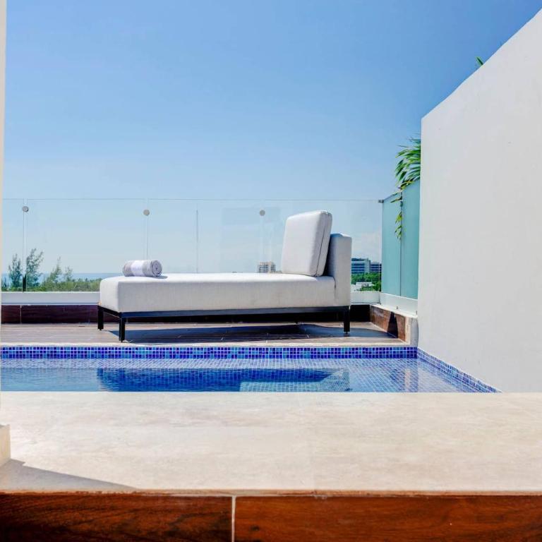 Oceanview Condo W Rooftop Plunge Pool - Three-Bedroom Apartment with Balcony - 27