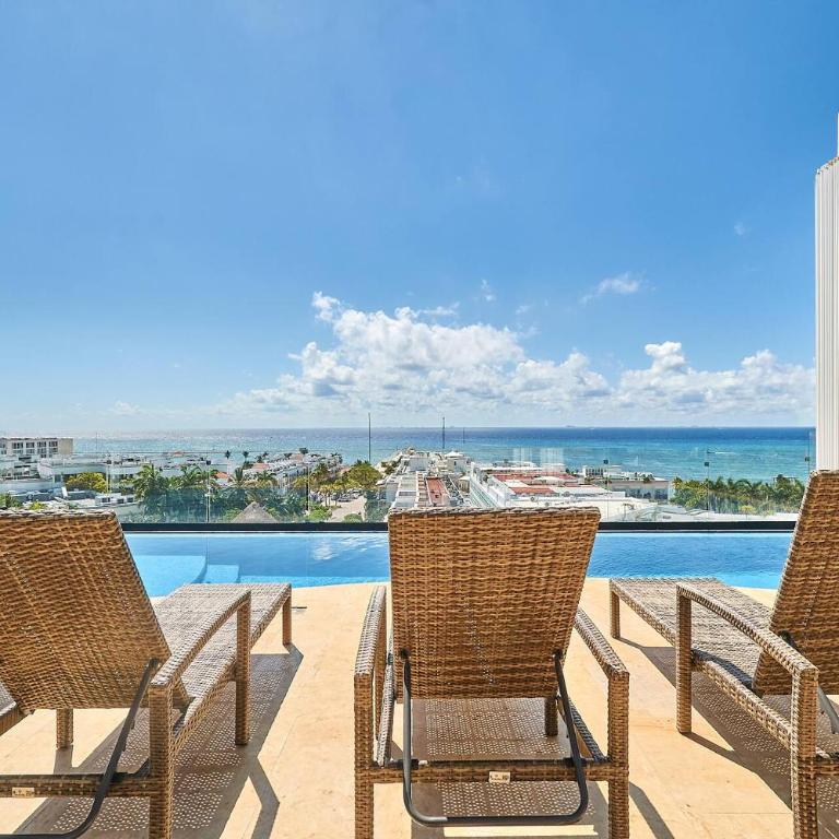 2 Bdrm Ocean View Private Pool Heart Of Town - Apartment mit 2 Schlafzimmern und Balkon - 2